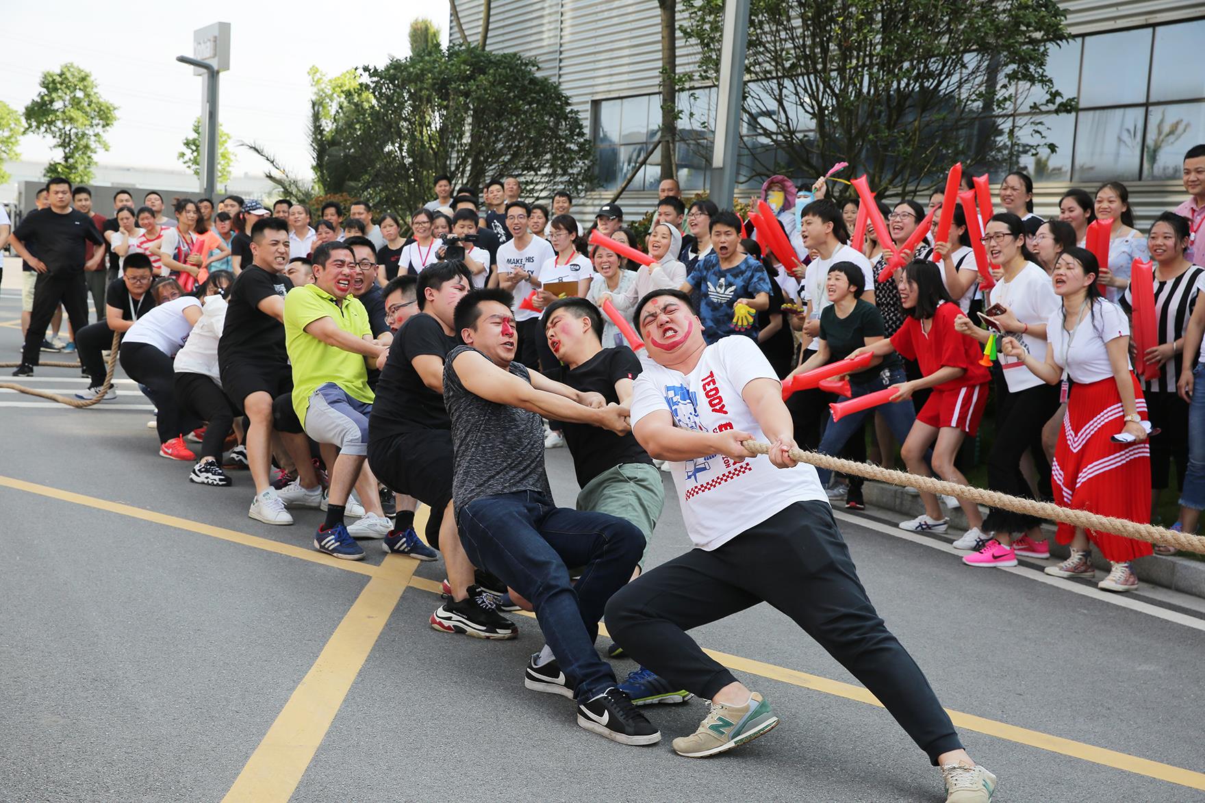 勇者无畏强者无敌——多喜爱集团举办“力的角逐”拔河比赛